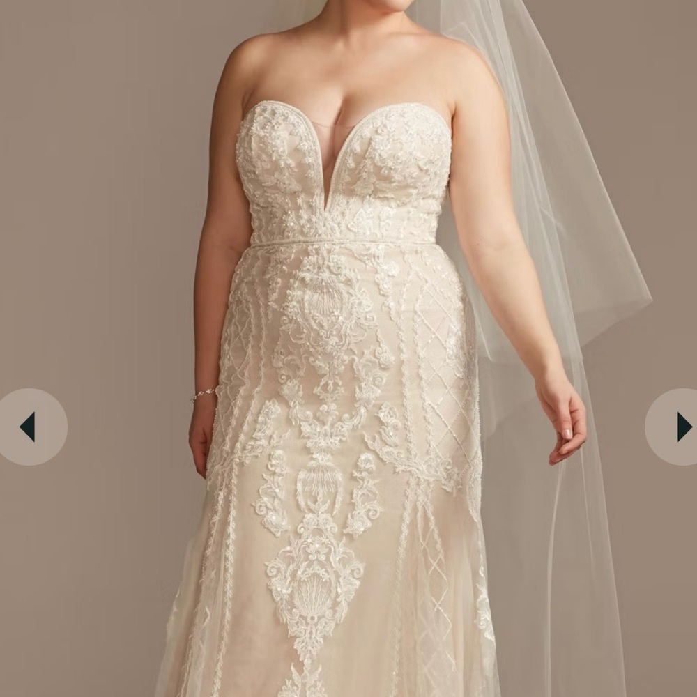 Elegant Strapless Lace Wedding Dress